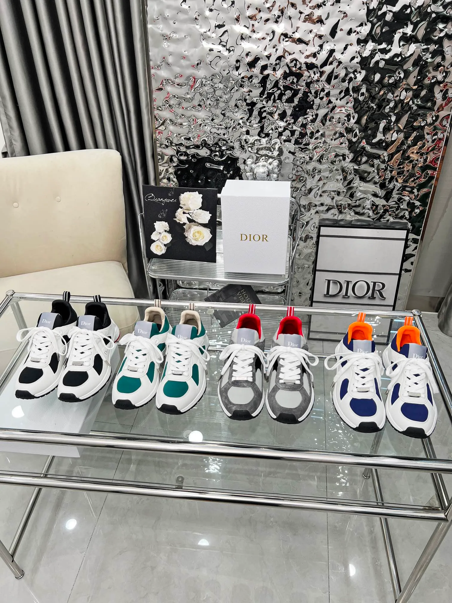 Men's shoes 💰540 Dior, the latest Star series on the show, this Dior Star dad sneaker is a new product for the fall of 2025, enriching the classic series with fashionable retro style. Carefully crafted, these Dad Shoes style shoes can be paired with casual looks all year round and follow the trend of the retro market. The Dior logo on the tongue also indicates that this pair of shoes is the B30 model! B30 uses fine-textured leather and mesh cloth materials to form a shoe body. There are conspicuous letters CD on both sides of the shoe body to indicate identity. The multiple lines on the shoe body outline the details, making the shoes look less monotonous and full of retro three-dimensionality! Code number: 40-46 Color: four colors